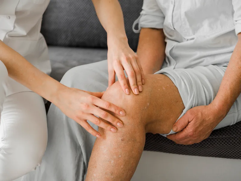 Chiropractic care for knee pain at Wellcare Chiropractic And Rehabilitation Clinic in houston